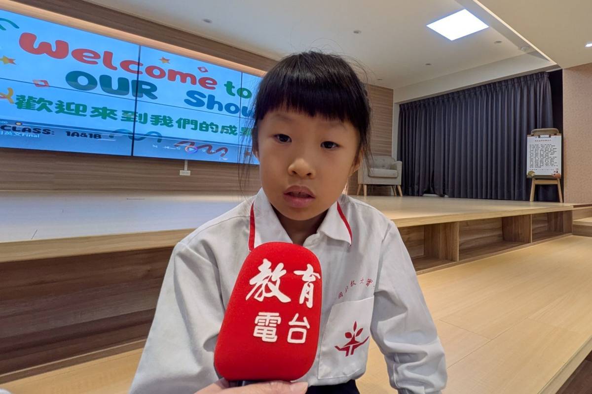 學生陳旼覺得用唱歌的方式學英語，既開心又好玩