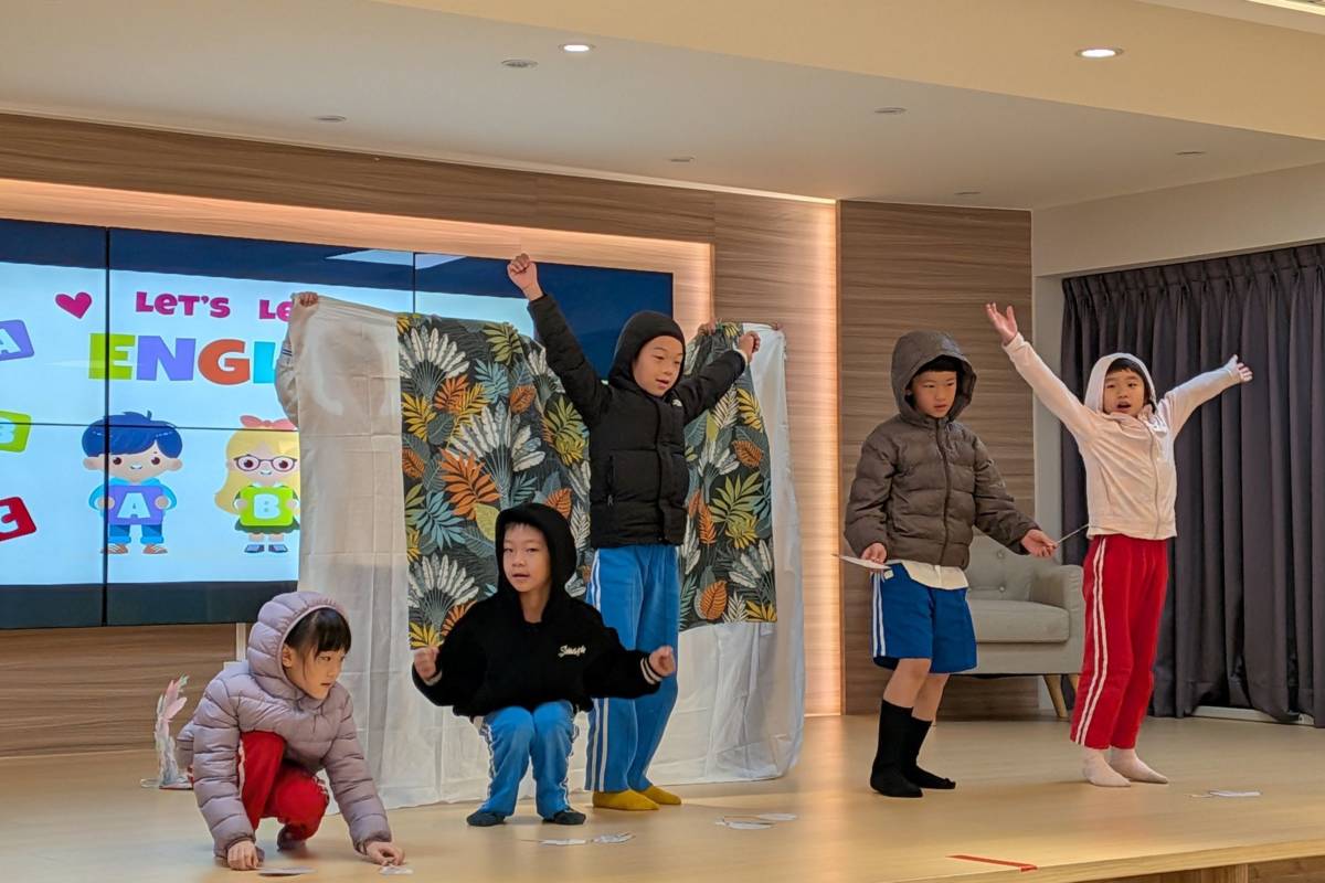 學生以戲劇演出形式，展現英語學習成果