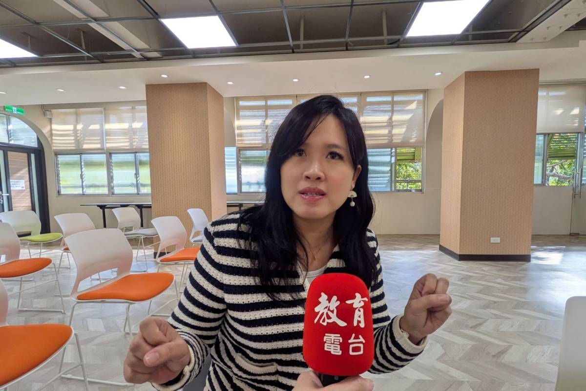 臺北市立大學英語系副教授吳宜儒指出，大量聆聽與複誦練習，可增進英語聽與說的學習成效