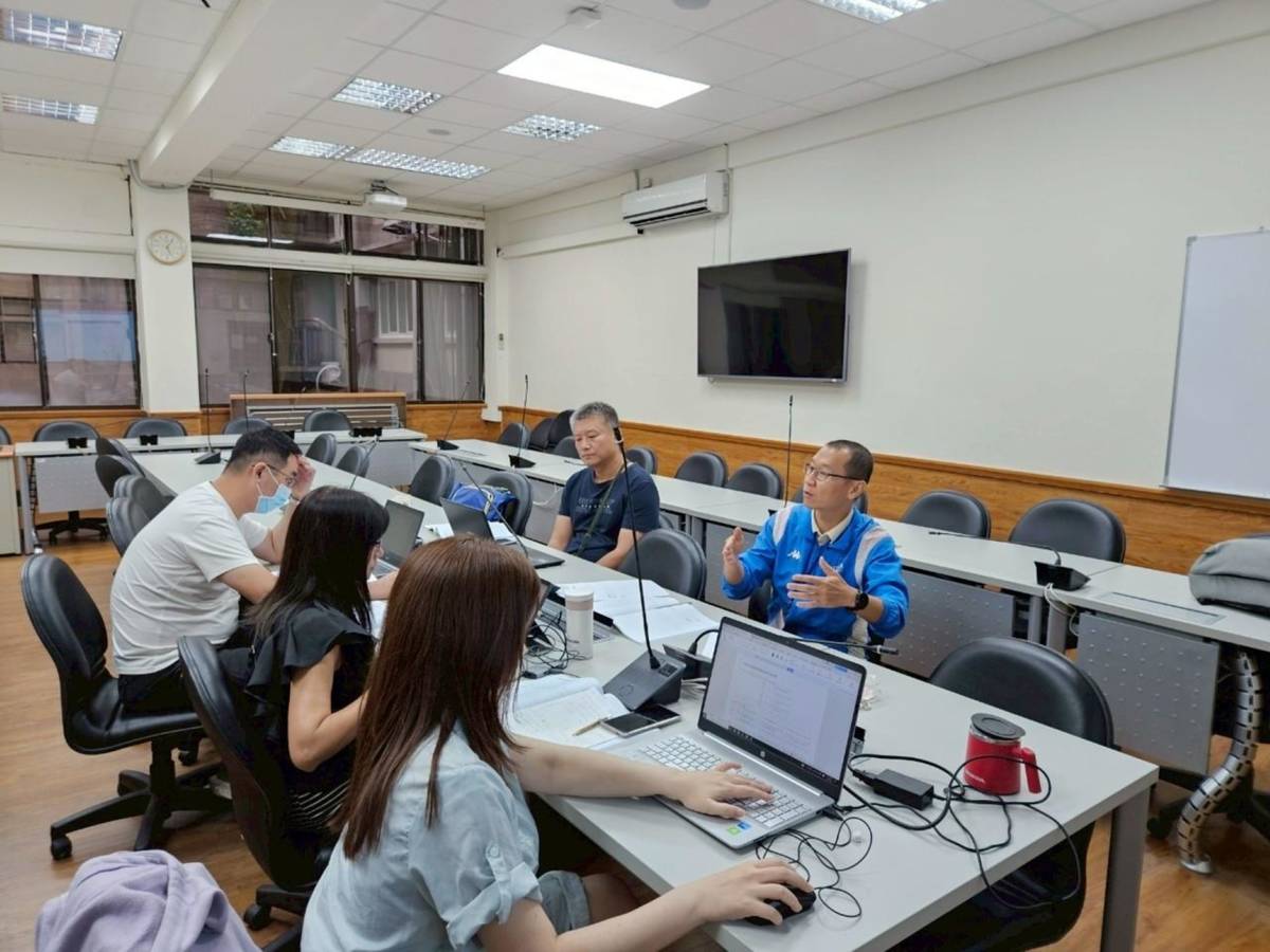 參與研習教師於培訓工作坊進行課程模組教材教學共備 (教育部提供)