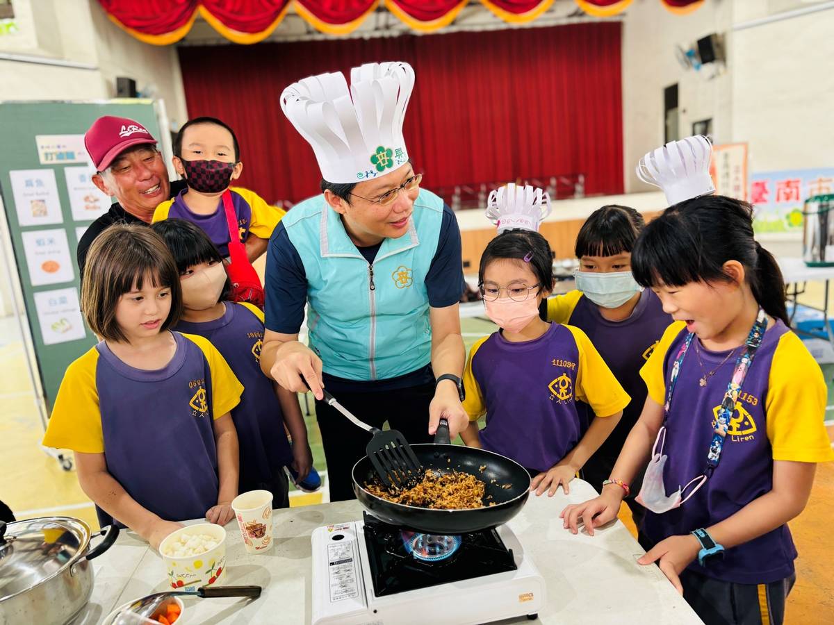 食農教育讓小朋友自己切洗、烹調，王全興校長也大秀廚藝 (教育部提供)