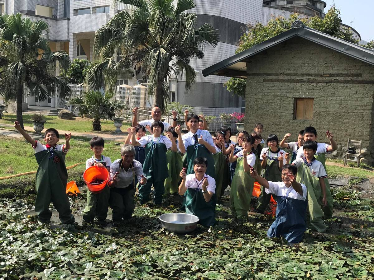 王全興校長帶領師生一起在校園採菱角 (教育部提供)
