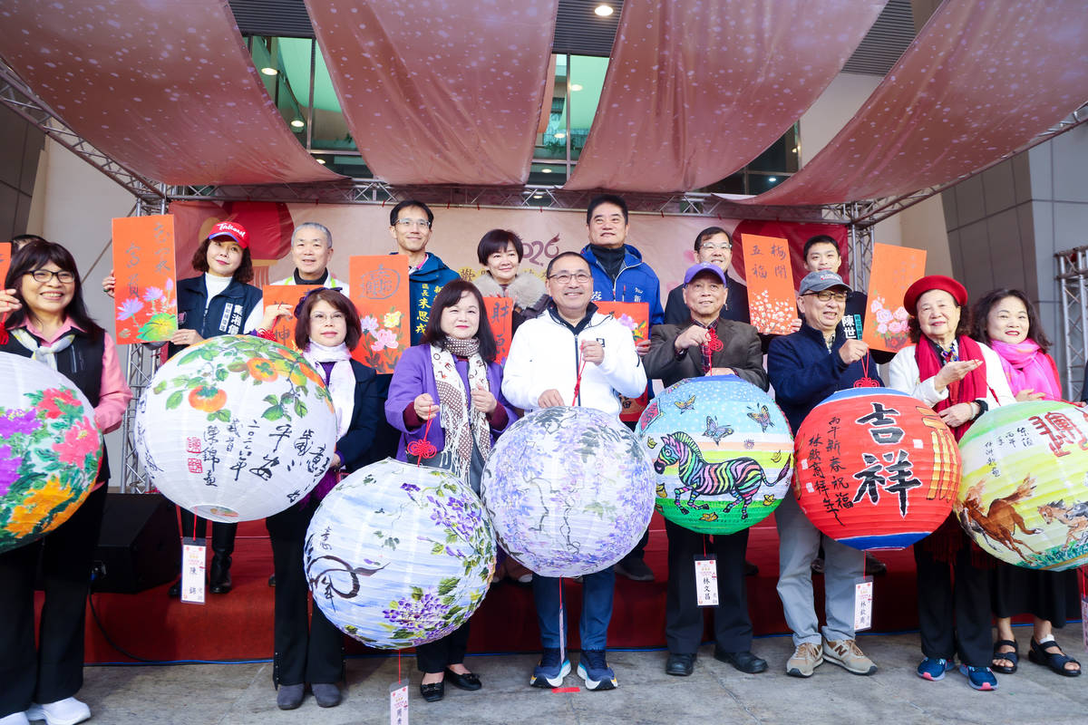 「歡騰新莊賀馬吉、彩繪燈籠迎馬年」活動大合影 (新北市府提供)