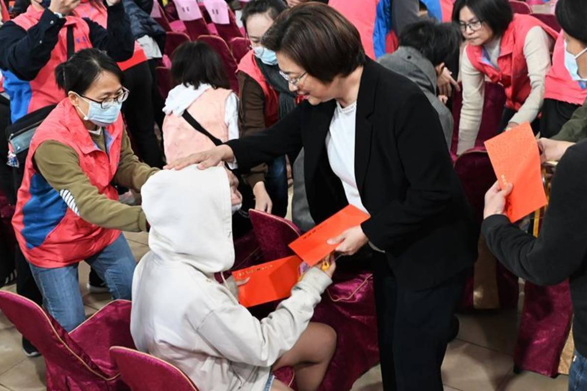 「寒冬送暖 馬上有愛」春節關懷活動。縣長王惠美親自現場除了發放關懷金與物資。