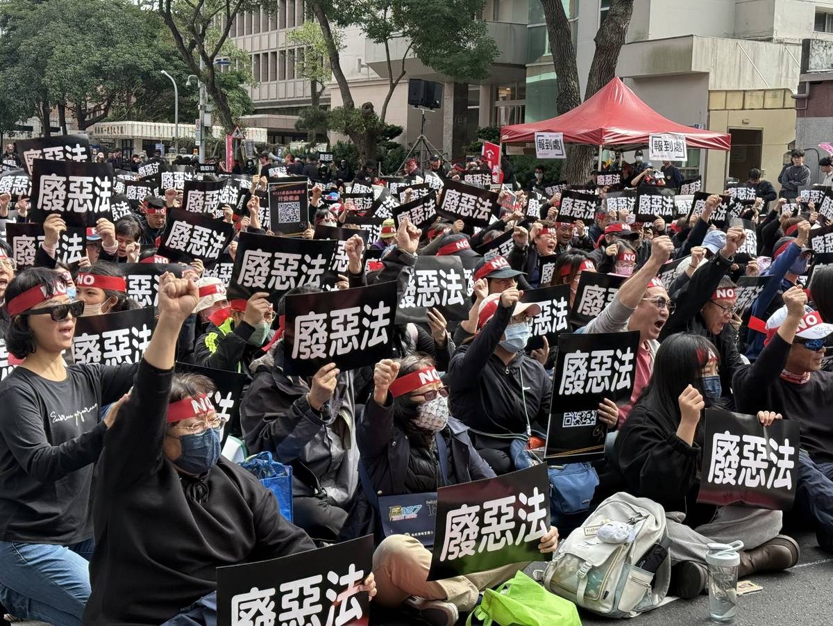 逾千名教師集結教育部前，參與「0125廢惡法、救教育」行動