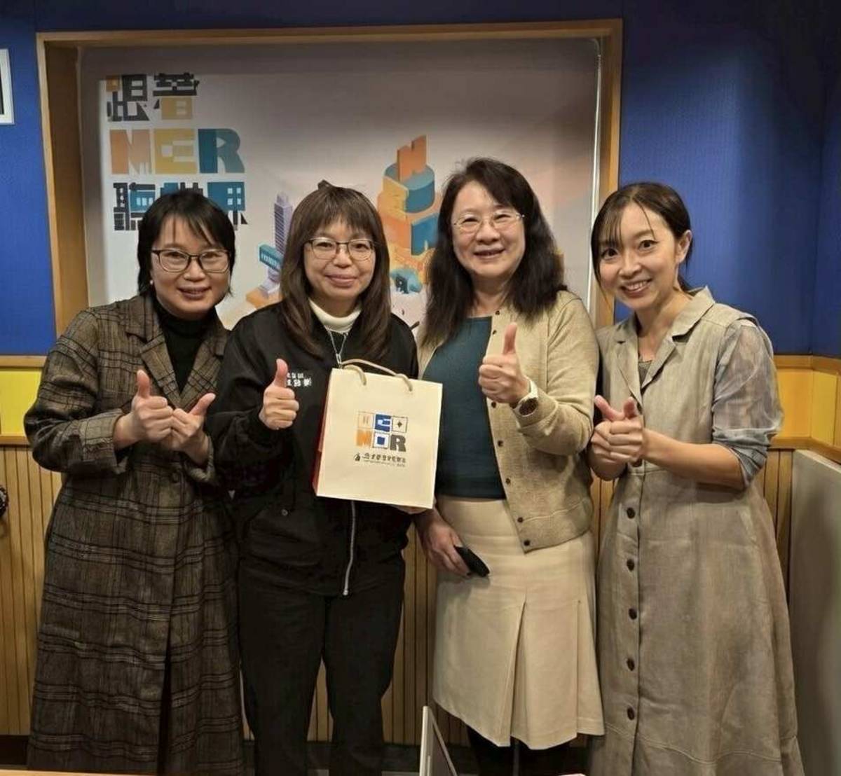 由右至左為主持人米果、副臺長呂敏君、來賓杜慈容局長、主持人梅英。