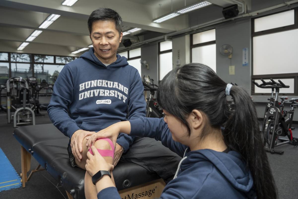 世界傳奇跑者林義傑表示，運動復健、防護，高度依賴專業判斷與人本互動，AI無法取代。（圖：弘光科大提供）