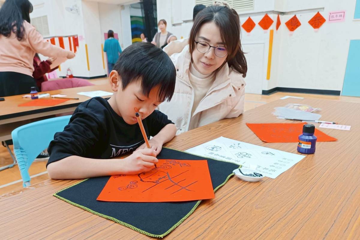 低年級學生運用大斗方書寫創意春聯