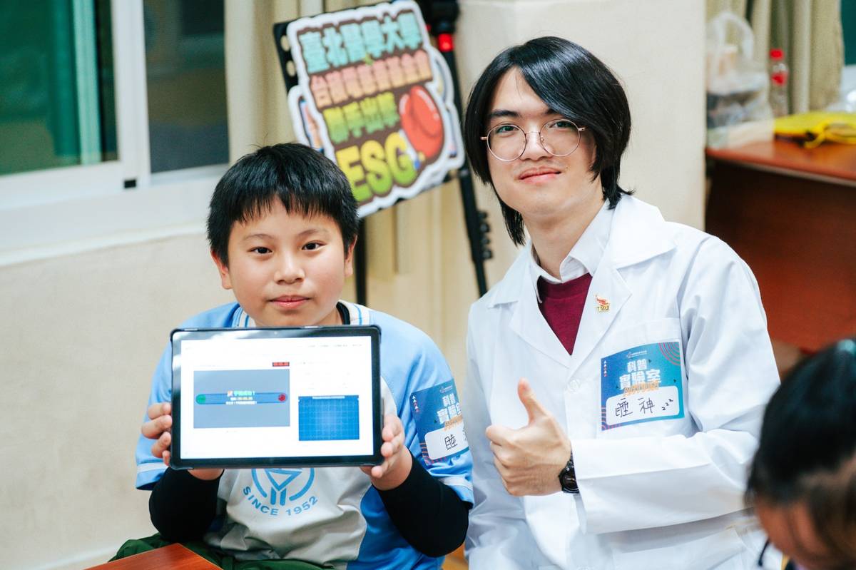 學生透過平板，了解醫生如何操作機械手臂進行更精密更精準的手術