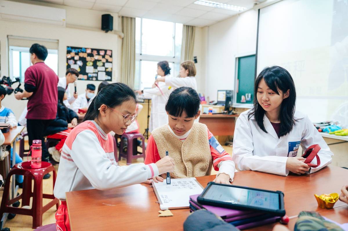 臺北醫學大學的醫學生志工們化身為課堂小老師，帶領學生深入探究「力矩與槓桿」的科學原理