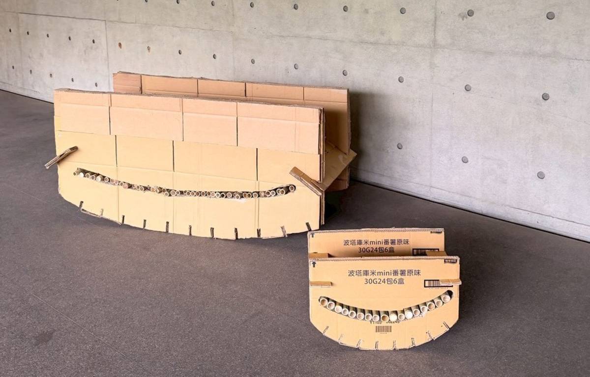 宋詩媛同學作品《弧・捕風》，以紙箱與竹材構成弧形層次結構，引導氣流流動，大小尺度分別供成人與孩童或寵物使用。(元智大學提供)