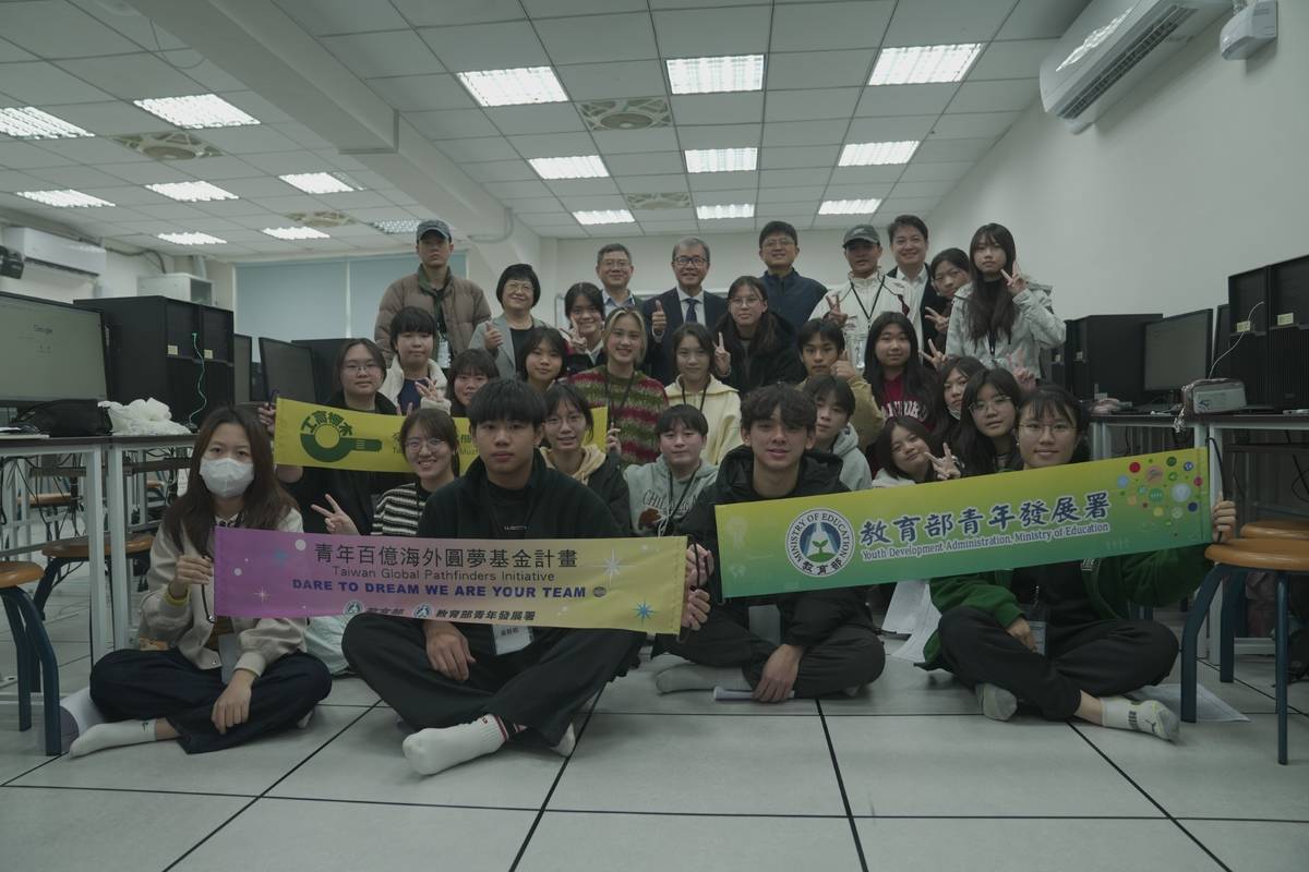 教育部鄭英耀部長前往木柵高工，與成長營青年進行大合照