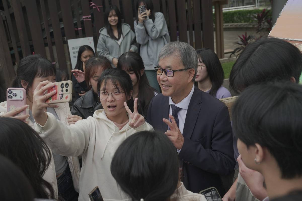 青年主動邀請鄭英耀部長自拍、留念