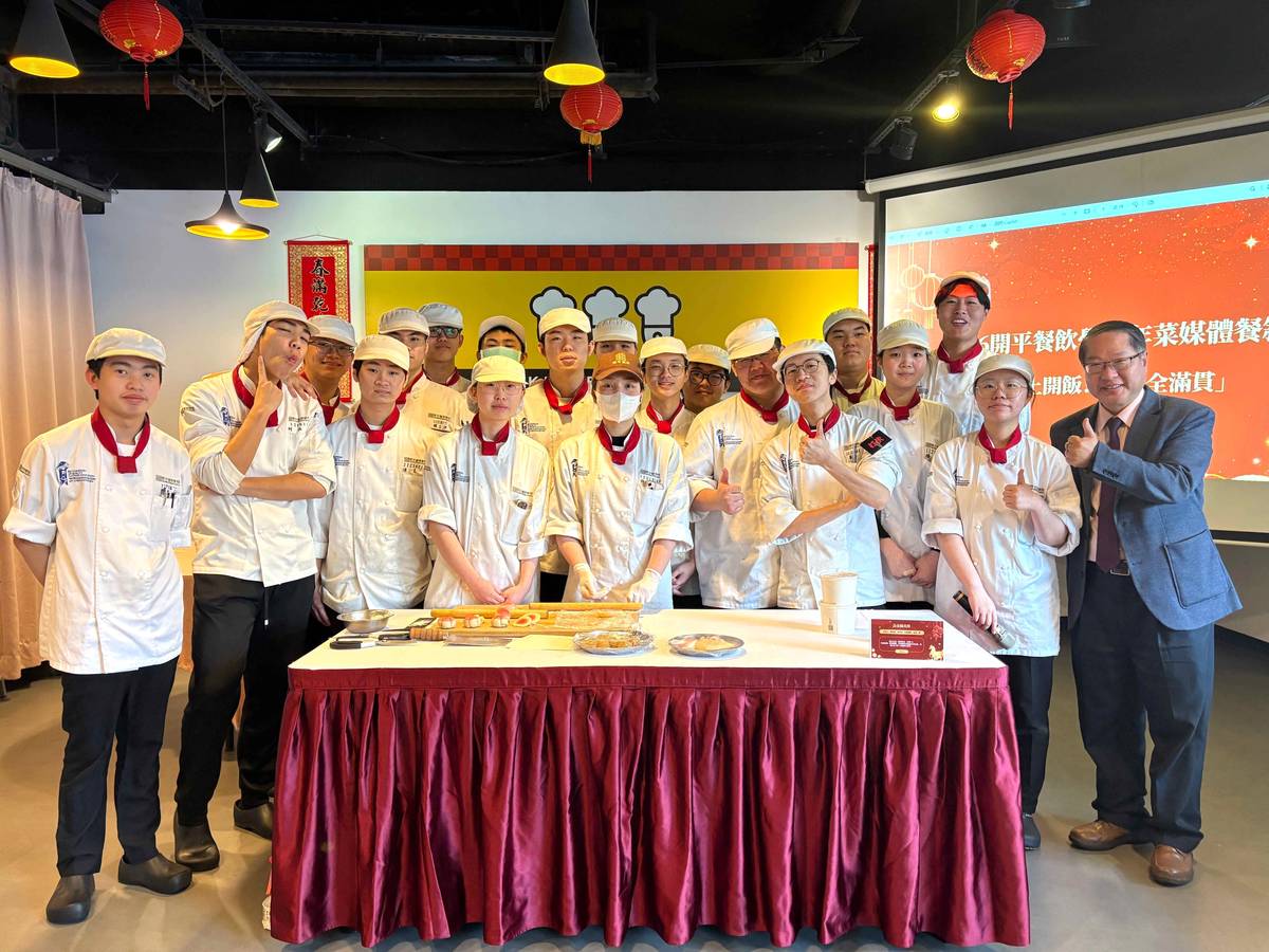 從發想菜色到製作販售，都由開平餐飲學校年菜專案學生團隊統籌執行