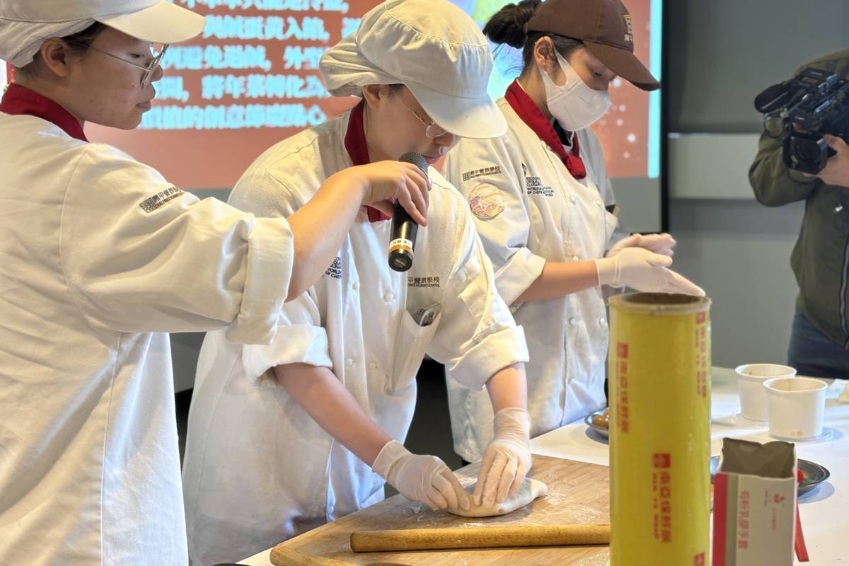 開平餐飲學校推出年菜專案，學生示範工法繁複的「烏金錦花酥」