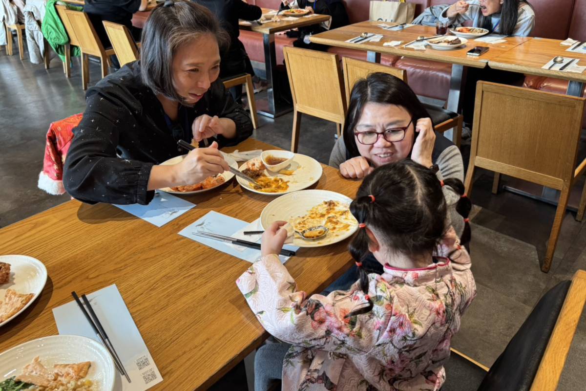 北市社會局姚淑文局長在團圓宴上與小朋友交流




