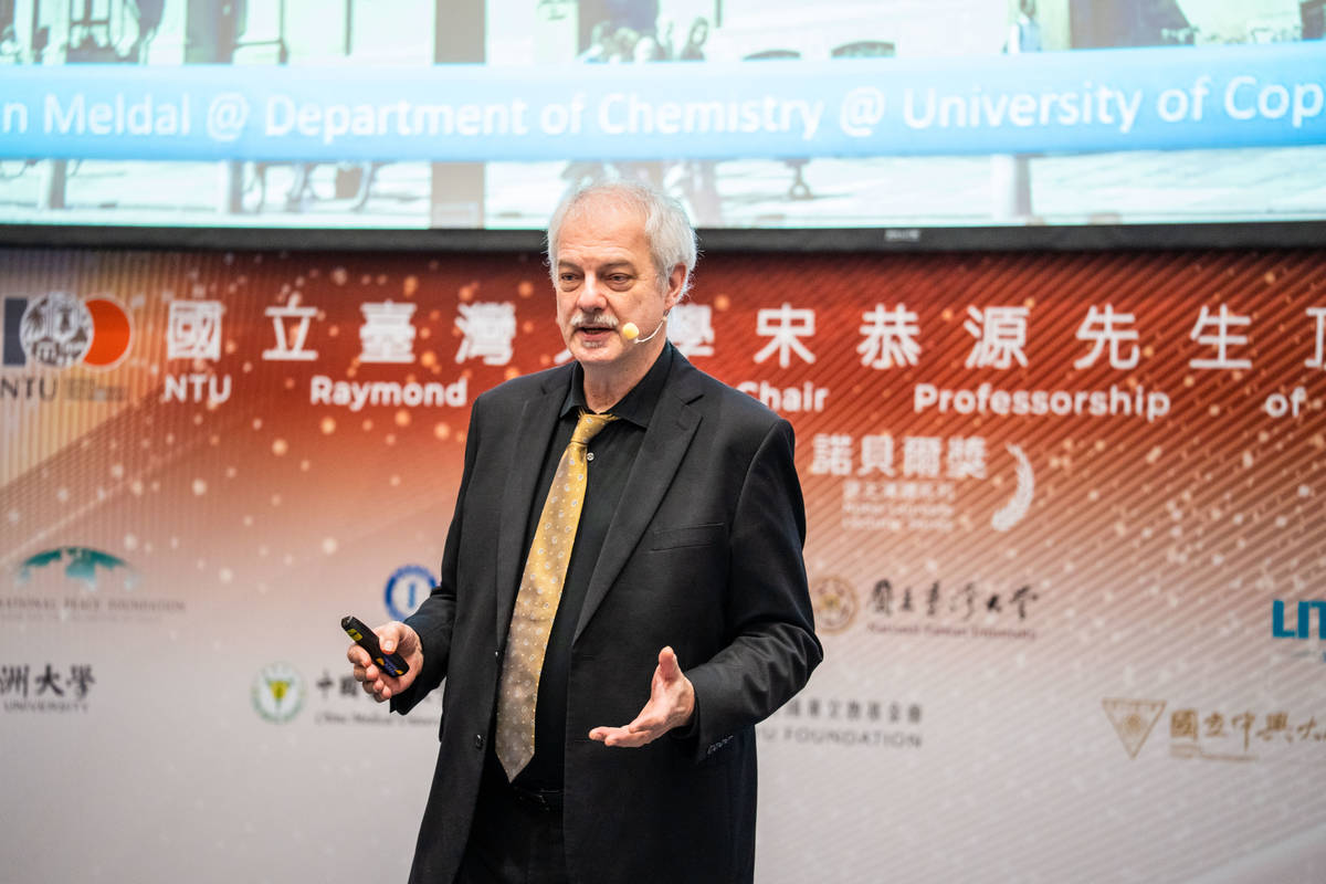臺灣大學「宋恭源先生頂尖研究講座」、世界和平基金會 (IPF)、中央研究院及多所國內大學聯合推動的「臺灣橋樑計畫 」，邀請2022年諾貝爾化學獎得主、丹麥哥本哈根大學化學系教授莫滕·彼得·梅爾達爾來臺演講。(臺大提供)
