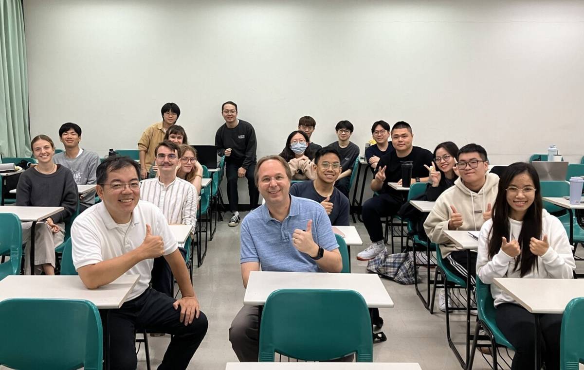 臺科大高震宇老師(前左)的教學創新，讓學生上EMI課程不害怕。(臺科大提供)