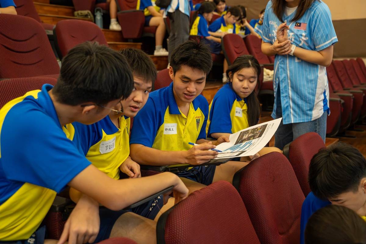 巴生中華獨中同學討論網路詐騙文章 。(臺師大提供)