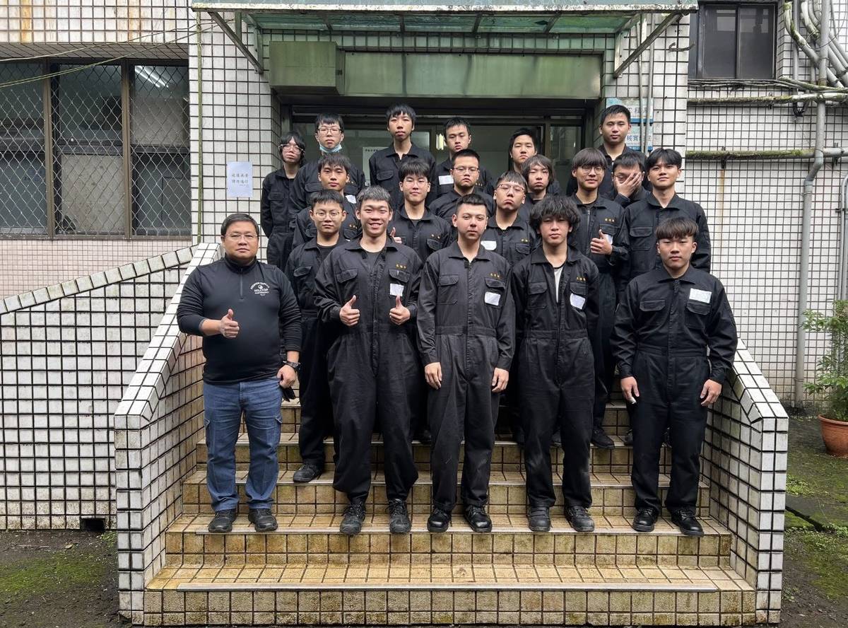 電機科塗世傑主任指導學生考取乙級證照