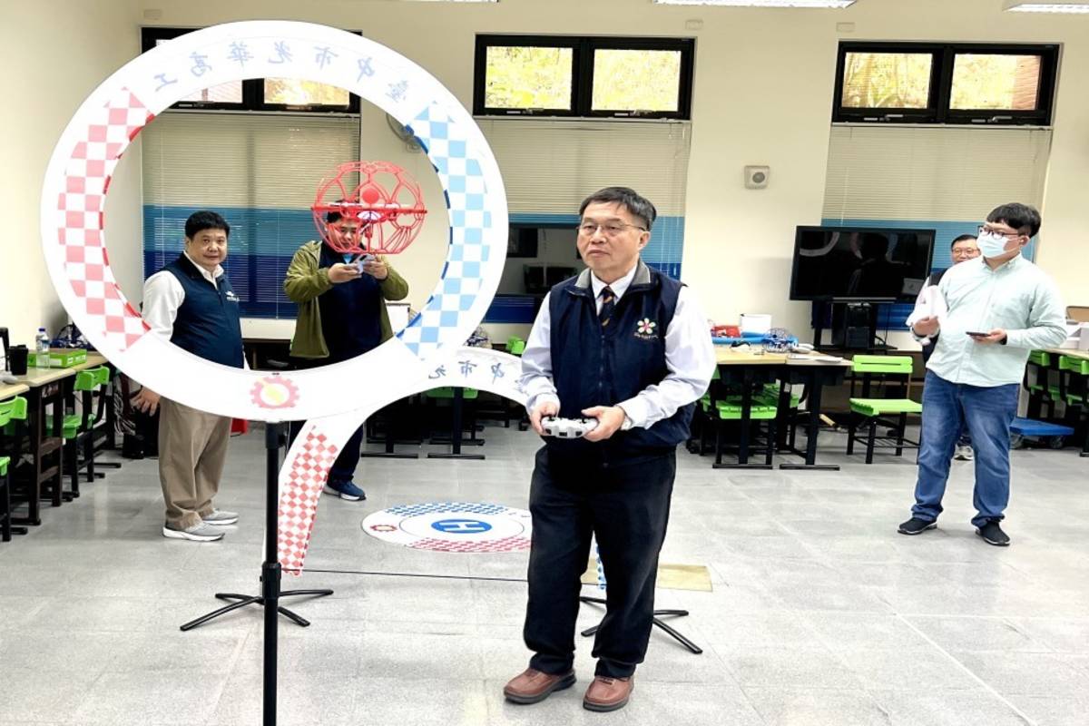 校長傅國樑也報名考照