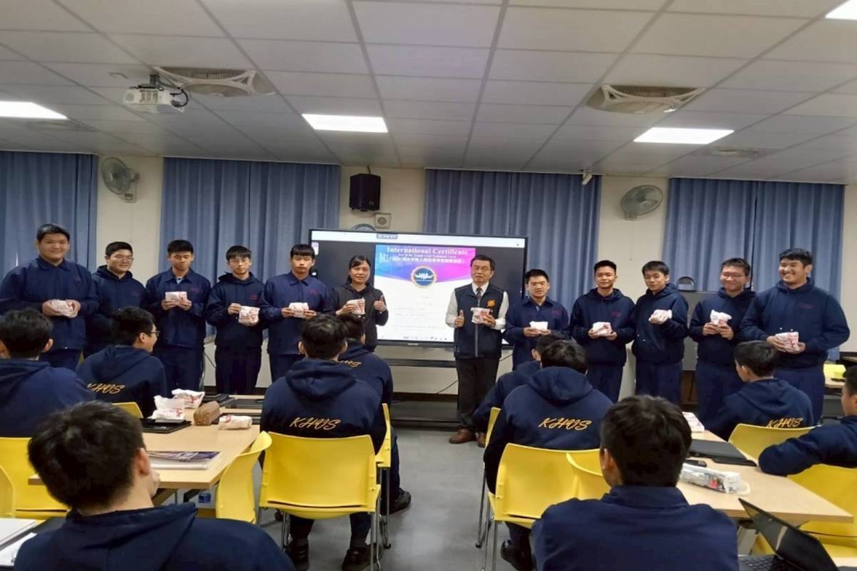 通過考照，校長請學生吃炸雞