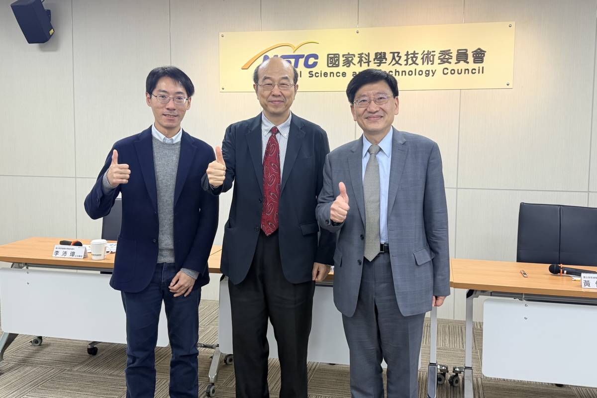 臺北榮民總醫院醫學研究部主任黃怡翔(右1)、內科部胃腸肝膽科醫師李沛璋(左1)，與國科會生科處處長楊台鴻(中)合影，見證肝癌研究重要成果。(記者蘇瑞雯拍攝)