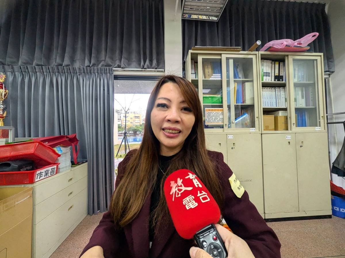 內湖國小校長朱怡珊表示，學生作品在公民會館對外展出，能增強學生的自信心