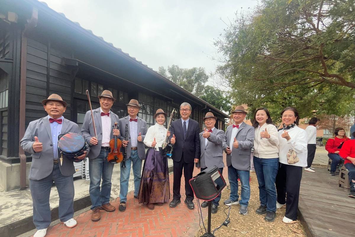 部長參訪苗栗縣樂齡學習示範中心，與樂齡族分享學習成果