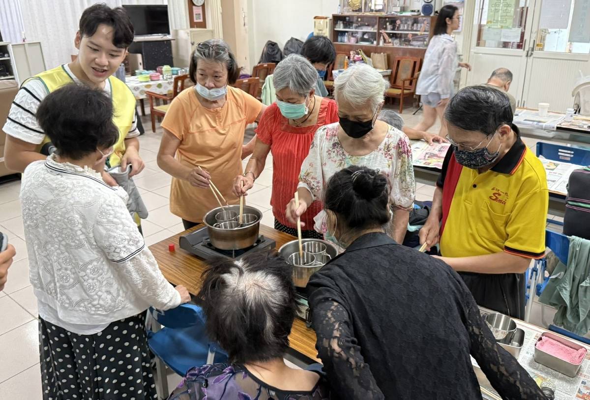 補銀草團隊-於澎湖里民中心教導長者製作紫雲膏