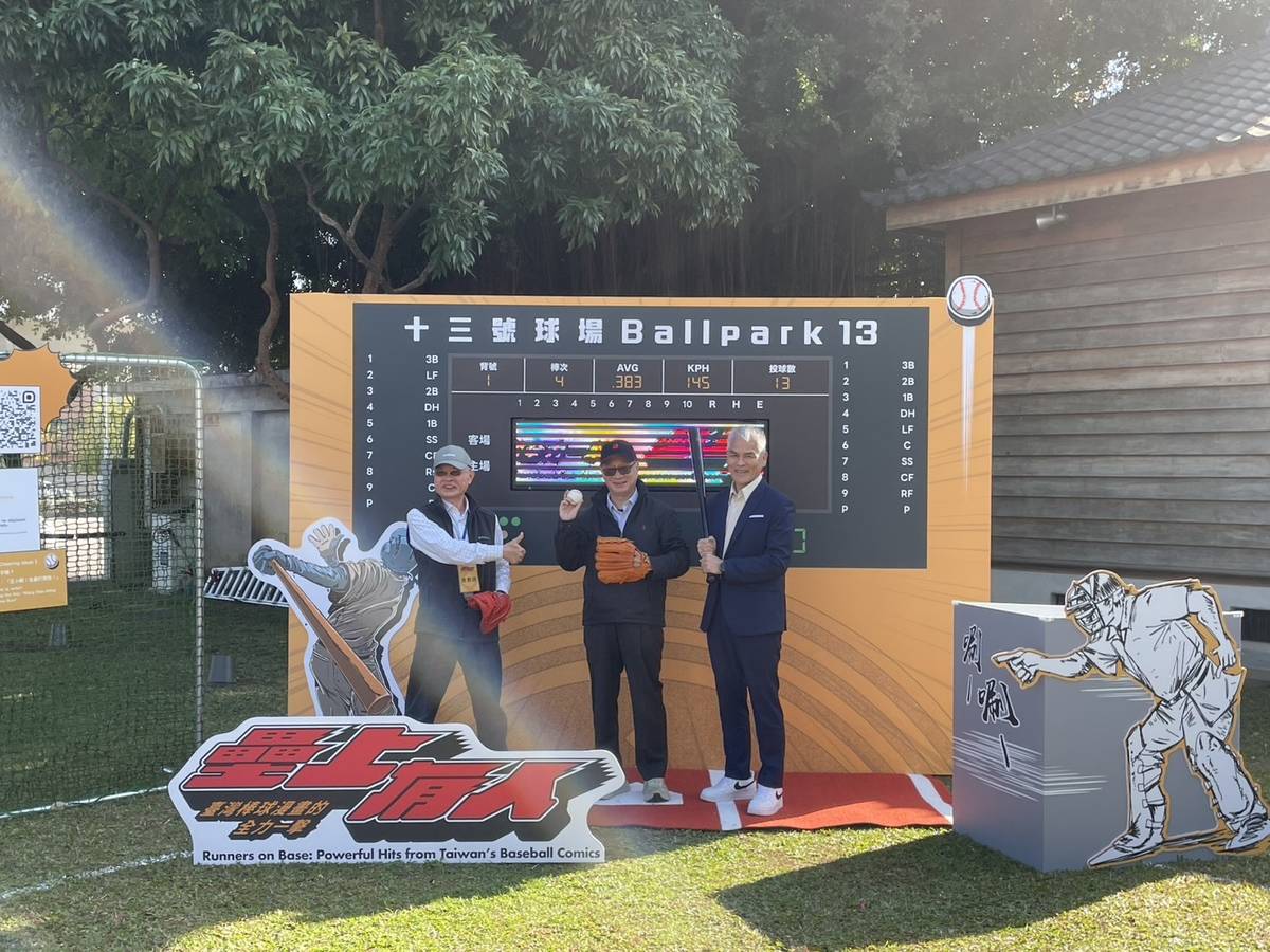 台灣棒球名人堂創會理事長黃瑛坡理事長(左)、文化部李遠部長(中)、運動部黃啟煌政務次長(右)為「壘上有人」展覽進行開球儀式，為活動揭開序幕。 (運動部提供)