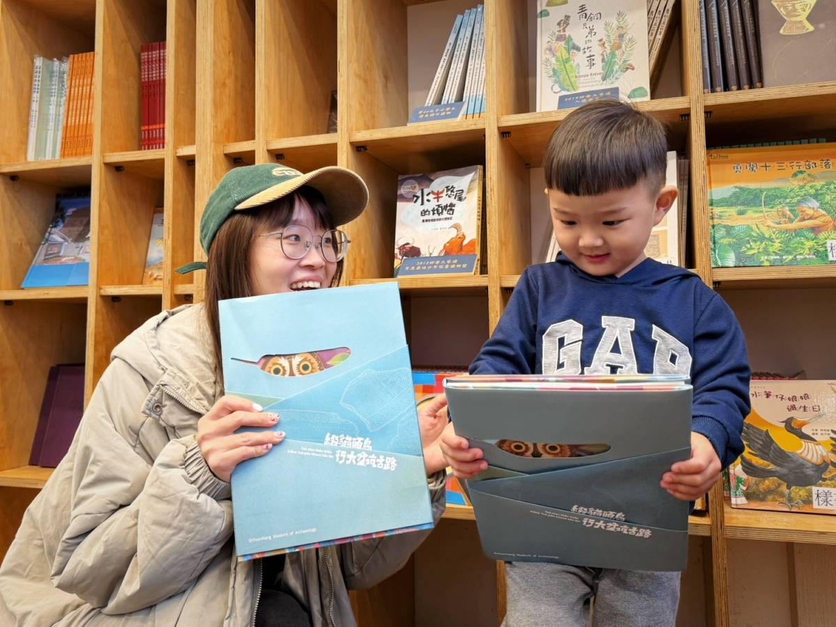 《綴貓頭鳥行大坌坑古路》是親子共讀、學習道地台語詞彙的絕佳教材