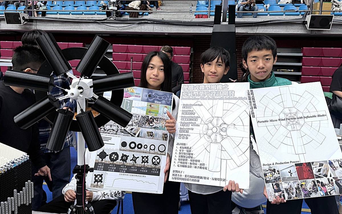 土城國中李允芸(左)、黃振軒(右)、薛庭任(中)同學對科學研究很有興趣