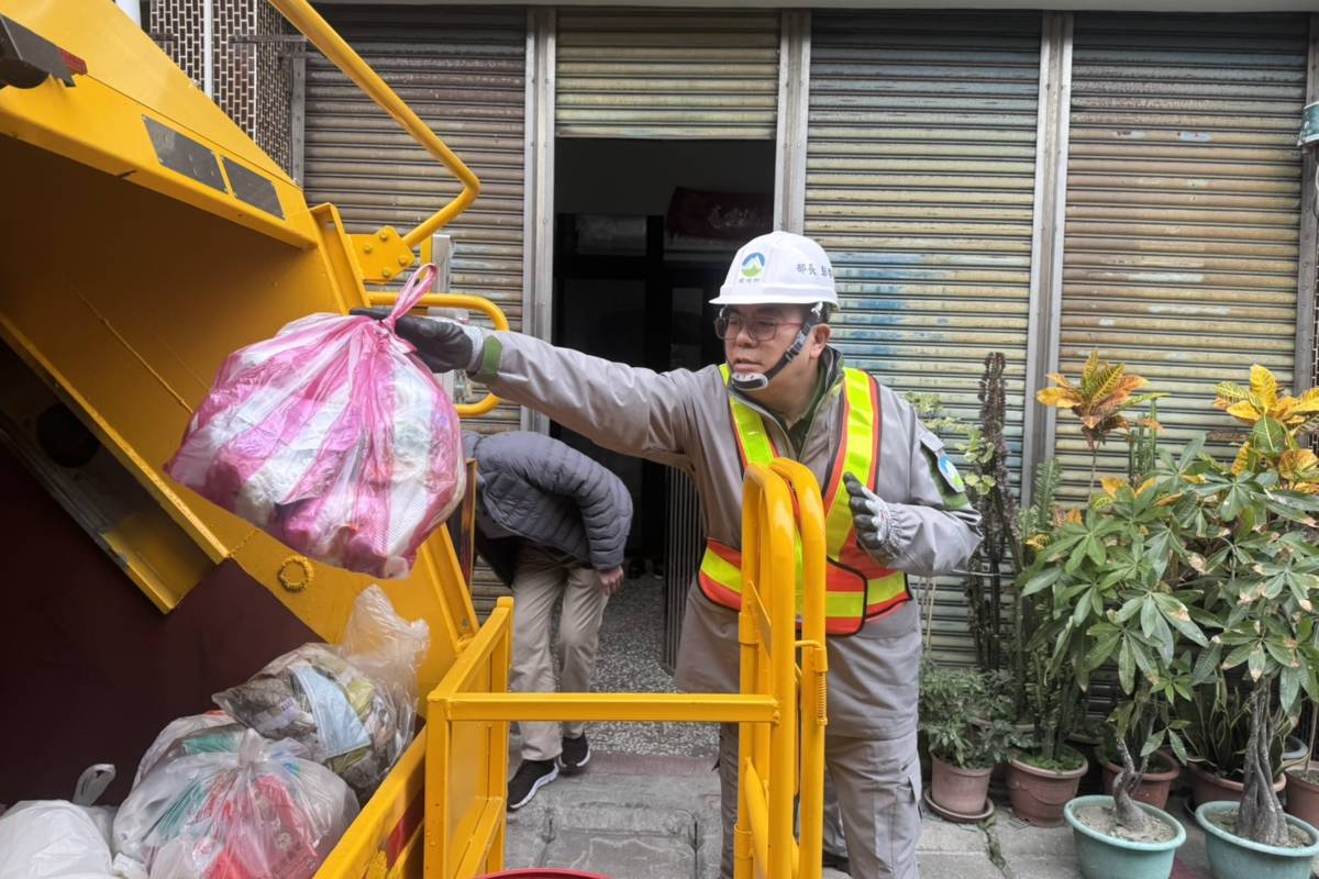 環境部部長彭啓明特別親自前往宜蘭縣礁溪鄉，參與清潔隊勤務，隨車體驗清潔隊收運垃圾作業。(環境部提供)