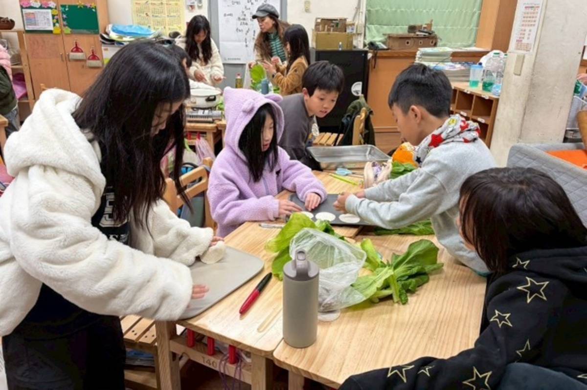 北市大屯國小舉辦「豐收節」，學生動手採收芥菜，製作料理
