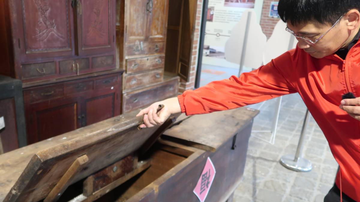 打開錢櫃的桌板，裡面的凹槽竟然是放棉被的空間。