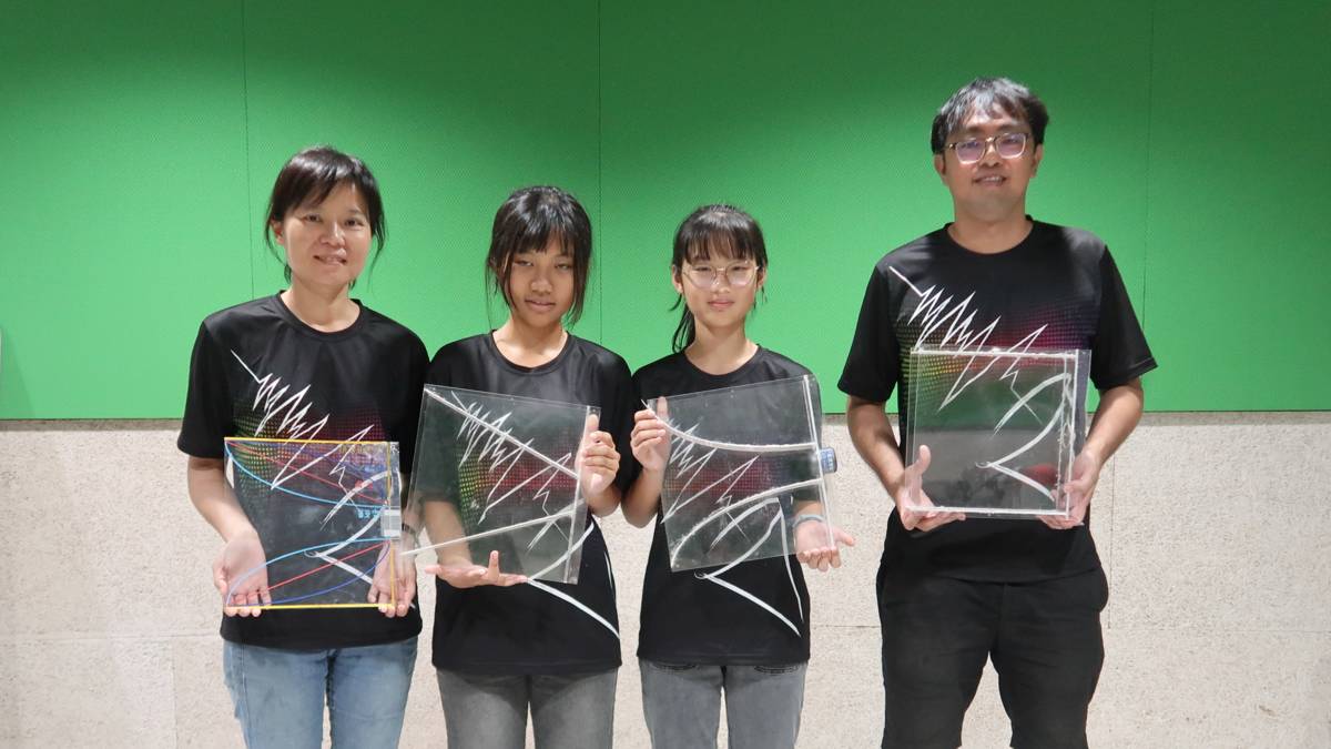 彰化縣水尾國小科展團隊與他們自製不同形狀的喇叭腔體。