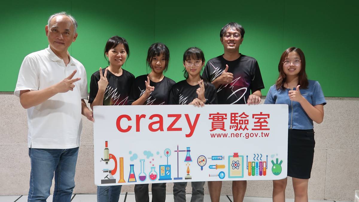 團隊師生和節目主持人K博士(左一)、姍姍(右一)合影。