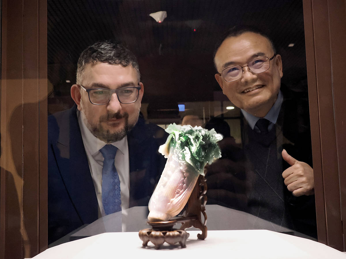 捷克國家博物館盧卡其總館長(左)跨海守護，與故宮蕭宗煌院長(右)迎接故宮人氣國寶〈翠玉白菜〉平安回家。（故宮提供）