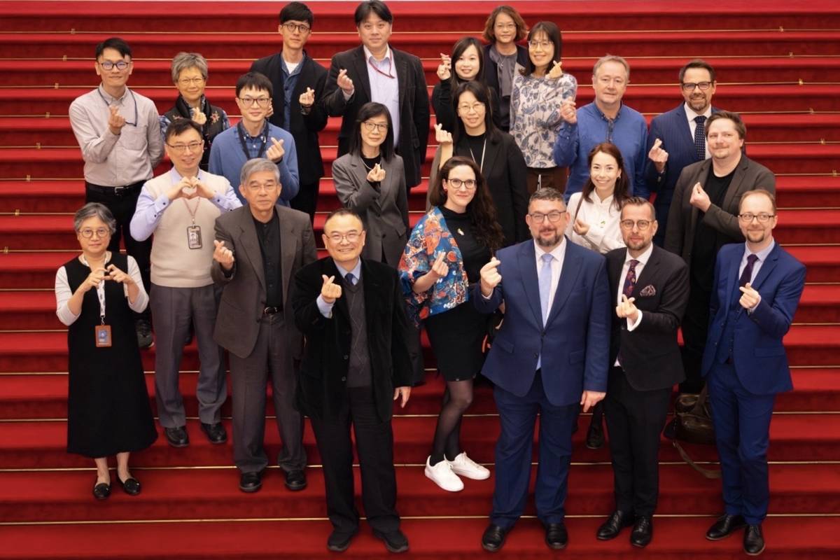 故宮與捷克國家博物館團隊將延續臺捷友好情誼，共同推動臺灣回饋展。（故宮提供）