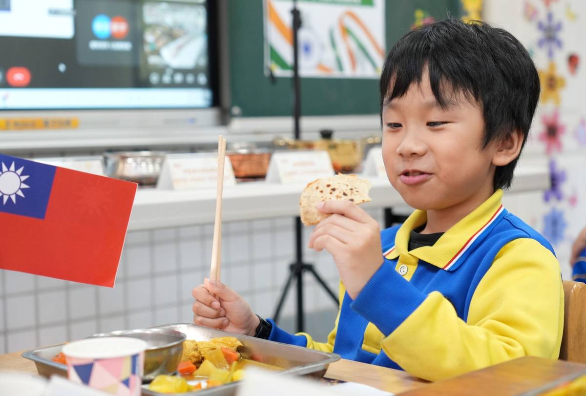公埔國小學生品嘗手作印度烤餅


