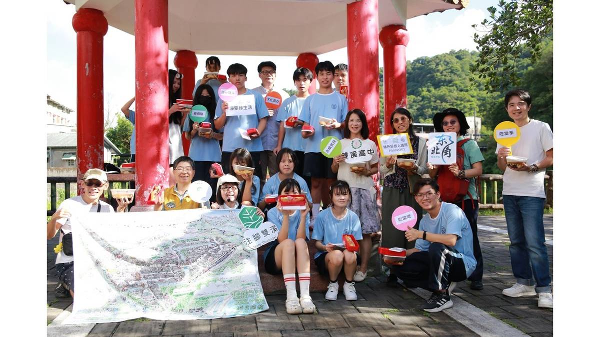 雙溪高中張婷婷校長(第二排右四)陪同永續實踐課程學生參與這場綠色採購行動(圖片由簡淑慧提供)