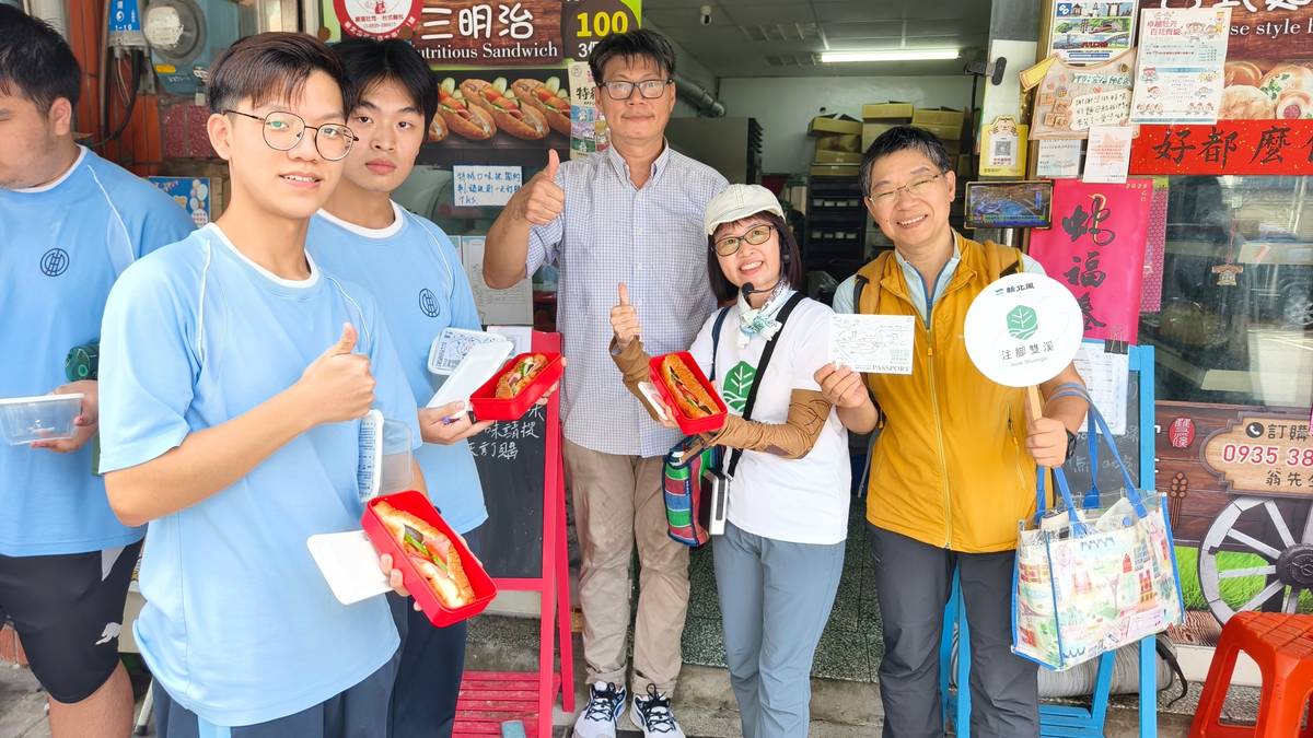 雙溪高中是推動綠領創生的好夥伴，登山家江秀真大學姊領路，一起帶動店家減塑，成為綠色好旅人(圖片由簡淑慧提供)