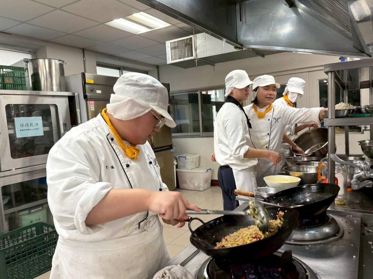 從菜單設計、食材挑選、料理烹調到外場服務，全程皆由餐管科高三學生分工合作