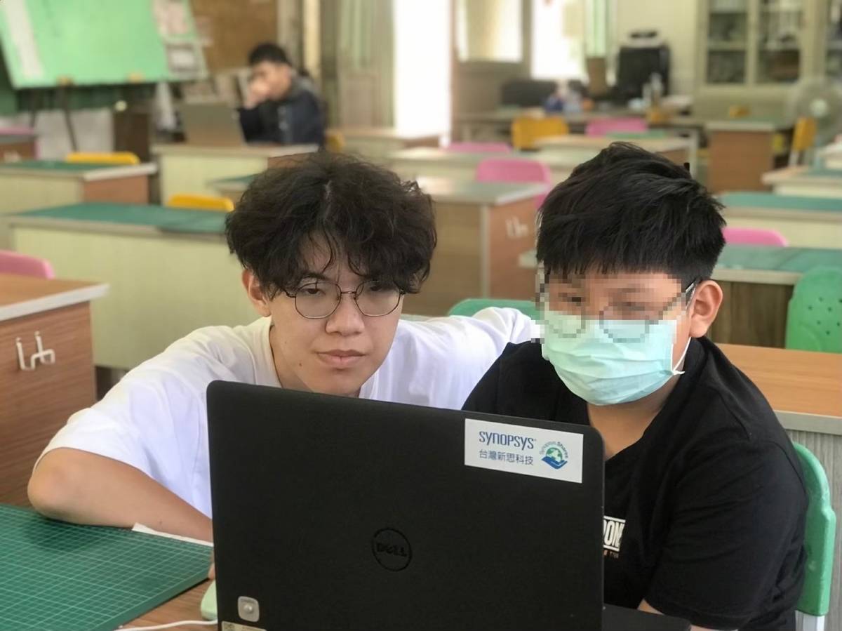 青年曾哲瀚於偏鄉教學，陪伴孩子學習程式設計，啟發對科技與未來的想像.jpg