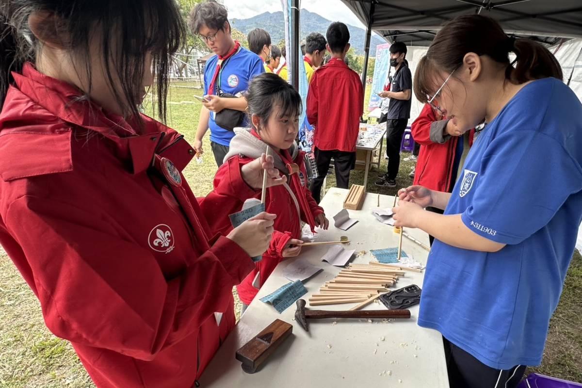 公東高工帶領童軍夥伴製作檜木環保筷