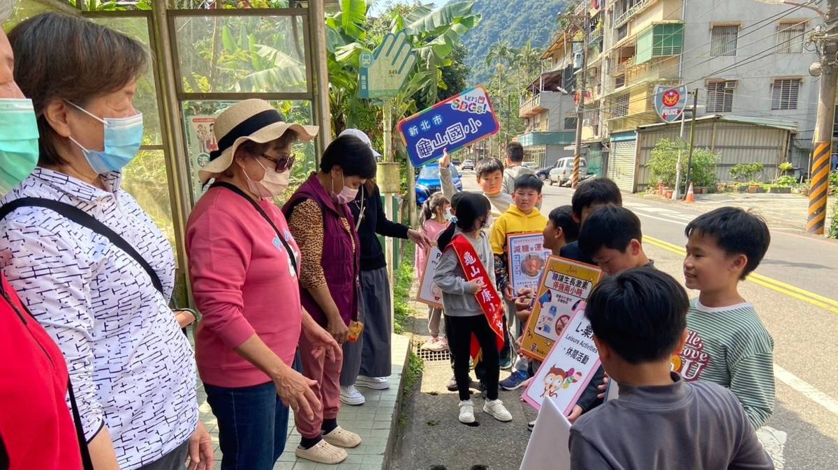 113學年度「健康促進學校輔導計畫前後測成效評價成果報告評選」-優良-新北市龜山國民小學-健康小尖兵進入社區進行健康倡議

新北市龜山國民小學 在 113 學年度「健康促進學校輔導計畫前後測成效評價成果報告評選」中，以作品《鼓【GOOD】動龜山──多元活動策略對學童健康體位層面及體適能影響之行動研究》獲得優良。 龜山國小將「鼓」聲轉化為校園活力象徵，並結合校本願景「GOOD」推動多元策略。校方透過鼓藝課程、食農教育與創意腳踏車發電設施，將原本學生排斥的體能活動，轉變為有趣的特色課程。此計畫成功使學生適中體位率提升至 75%，不僅改善體適能數據，更培養了孩子自主運動的自信與健康的生活態度。

採訪：新北市龜山國民小學曾千芝護理師、五年一班伍芊璇、張恩瑄同學、四年一班劉姜玨同學、二年一班侯芊妘同學
