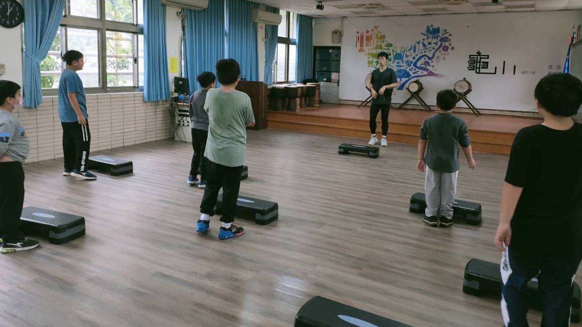 113學年度「健康促進學校輔導計畫前後測成效評價成果報告評選」-優良-新北市龜山國民小學-體位班階梯有氧運動