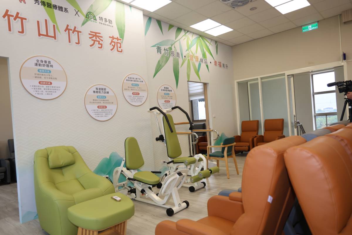 竹山竹秀苑位於中和里集會所二樓，緊鄰社區C級巷弄長照站。