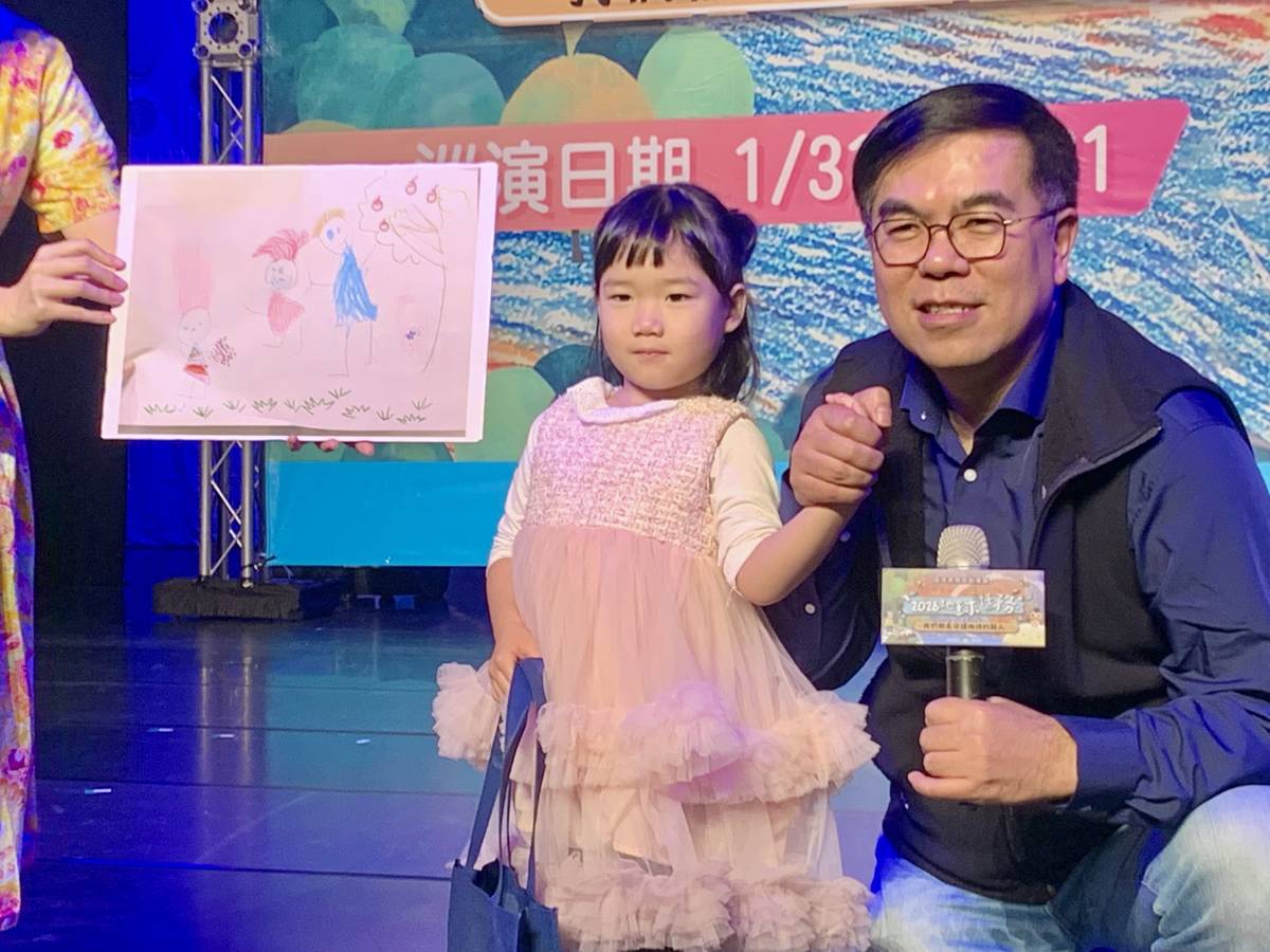 「守護地球的超人」徵件活動之優秀作品，環境部彭啓明部長頒發獎項 (記者攝)